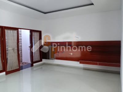 dijual rumah 2 lantai bagus siap huni semi furnished shm di citra gran cibubur - 2