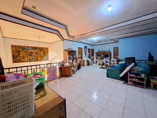 dijual rumah tanah luas bonus kost lokasi strategis di jl  siaga - 9