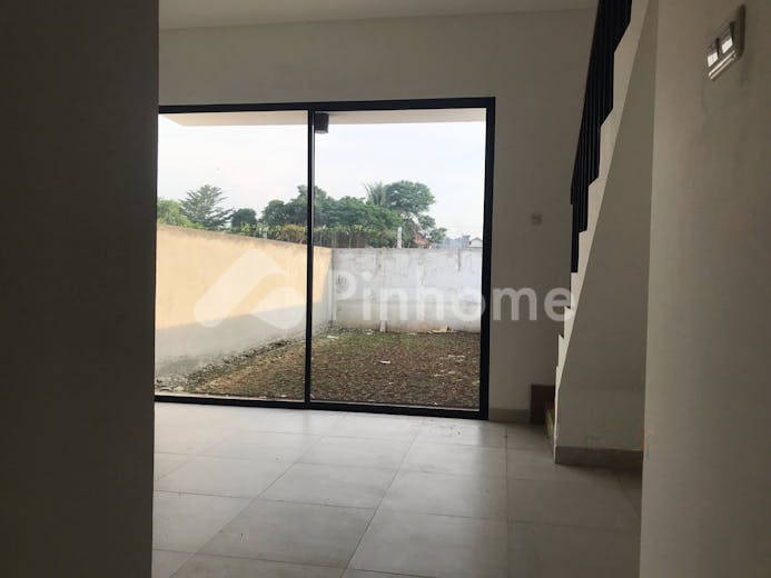 dijual rumah ready stok 2 lantai tanah luas  konsep bali modern di jalan raya mawar - 2