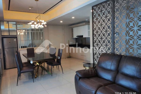 disewakan apartemen 3 br full furnish private lift di apartemen la riz mansion pakuwon mall sby - 1