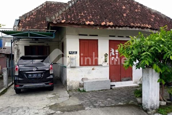 dijual rumah tua  nyaman dan asri di jl  mangga - 1