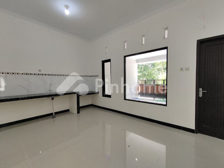 dijual rumah 2lantai super strategis murah di maguwoharjo depok sleman yogyakarta - 14