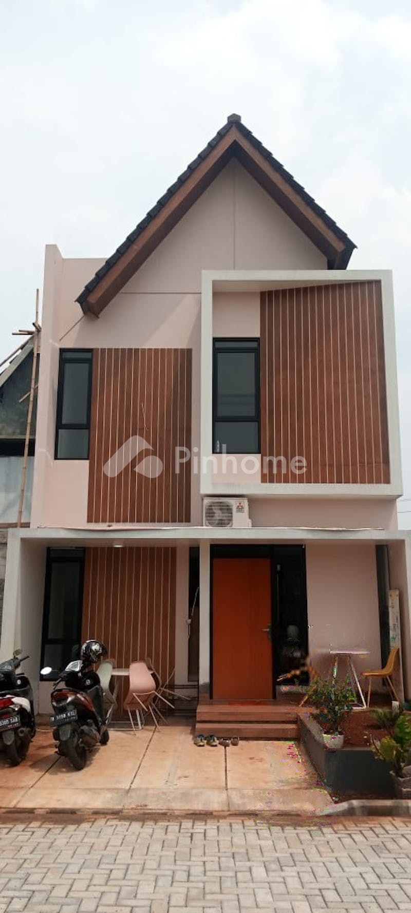 dijual rumah murah 2 lantai scandinavian 700 juta di jl  pasar kranggan - 1