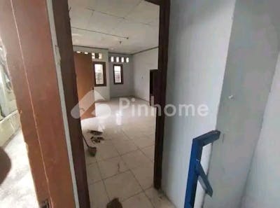 dijual rumah area pasar sangat strategis di jl  ampera besar - 4