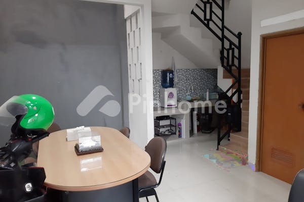 dijual rumah 2 lantai siap huni di jalan angsana 1 - 3