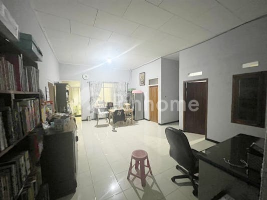 dijual rumah lokasi sangat strategis di bunga lely - 5