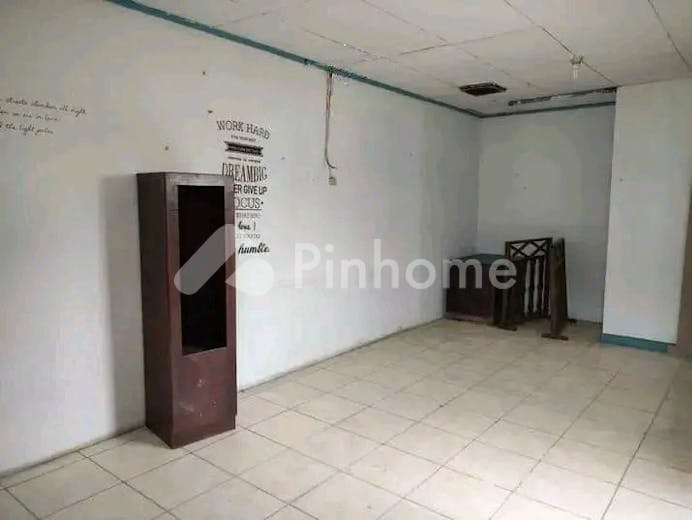 dijual rumah area pasar sangat strategis di jl  ampera besar - 2