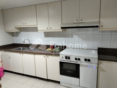 dijual apartemen taman anggrek kondominium full furnished di jual cepat dibawah harga pasaran    3 5 m     kita jual 2 4 m nego sampai jadi - 5