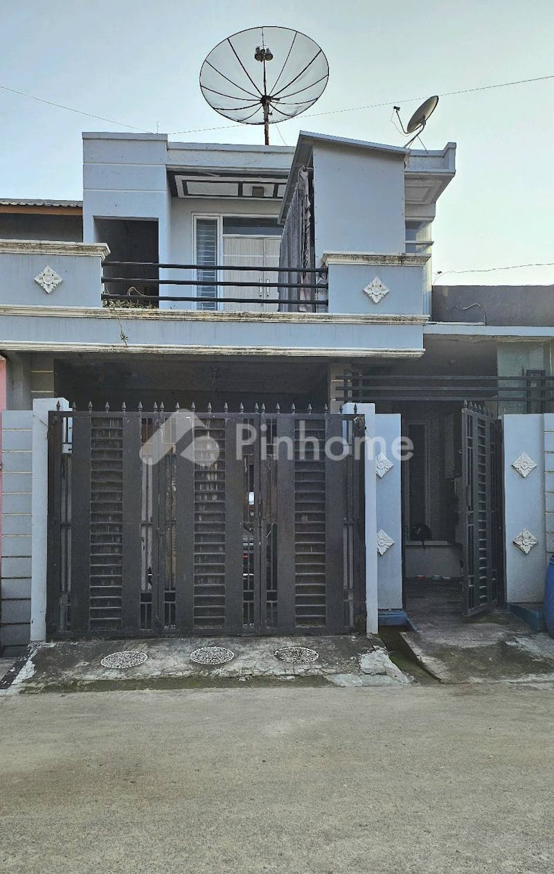 dijual rumah 2 lantai semi furnished lokasi sangat strategis di gading raya - 1