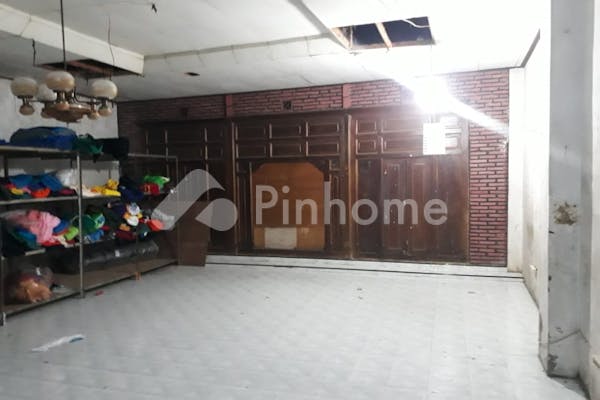 dijual rumah tengah kota   harga ambyar  di bumi - 6