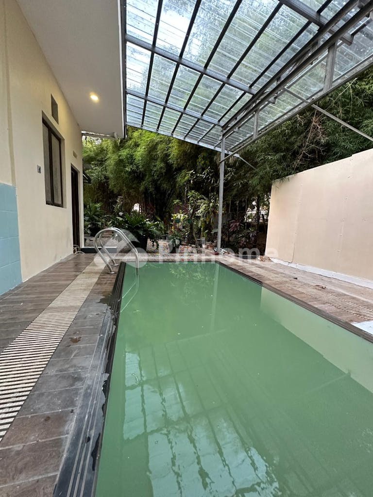 dijual rumah ada kolam renangnya dekat tol di villa dago tol - 14