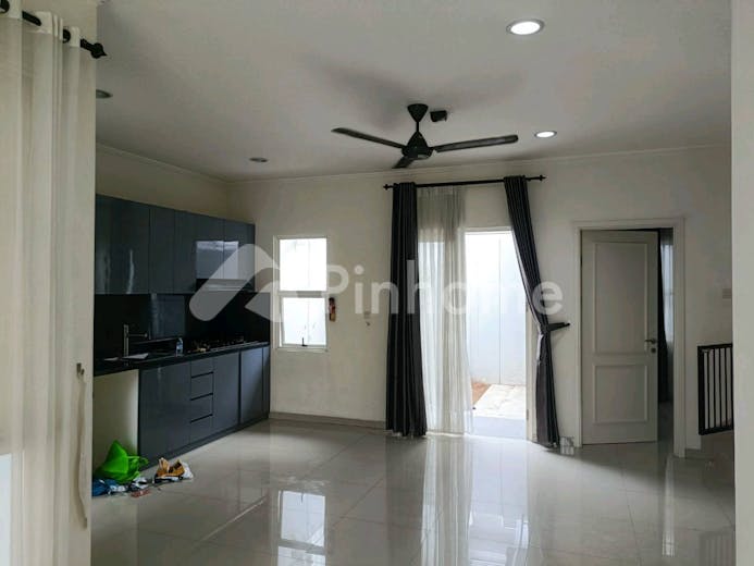 dijual rumah di survana sutera di suvarna sutera cluster bahana 8 - 15