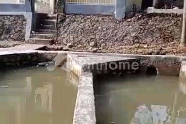 dijual rumah dengan kolam budidaya ikan di jl  pdam  kec  pondok salam - 11