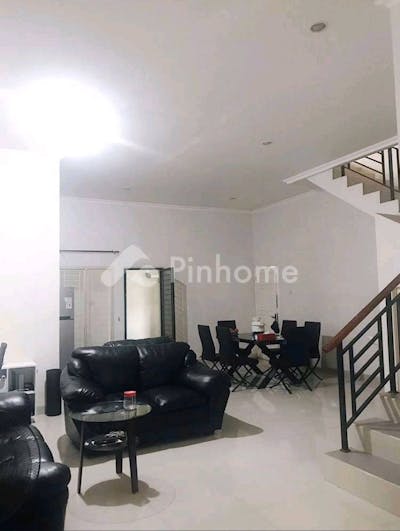 dijual rumah 2 lantai siap huni di villa melati mas - 4