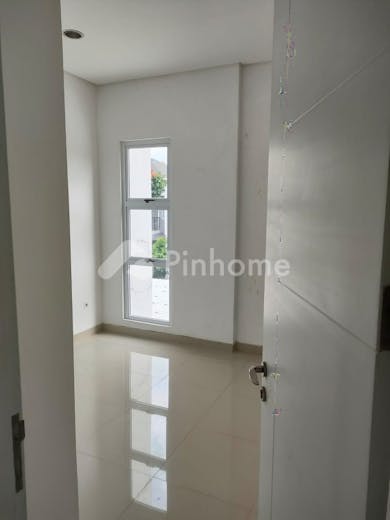 dijual rumah minimalis jalan lebar hadap barat di gading serpong sektor 7 - 5