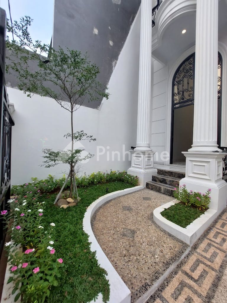 dijual rumah europian classic 3 lantai di jagakarsa - 9