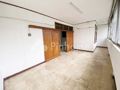 dijual rumah siap pakai cocok utk usaha kantor rumah kos di bendungan hilir - 4