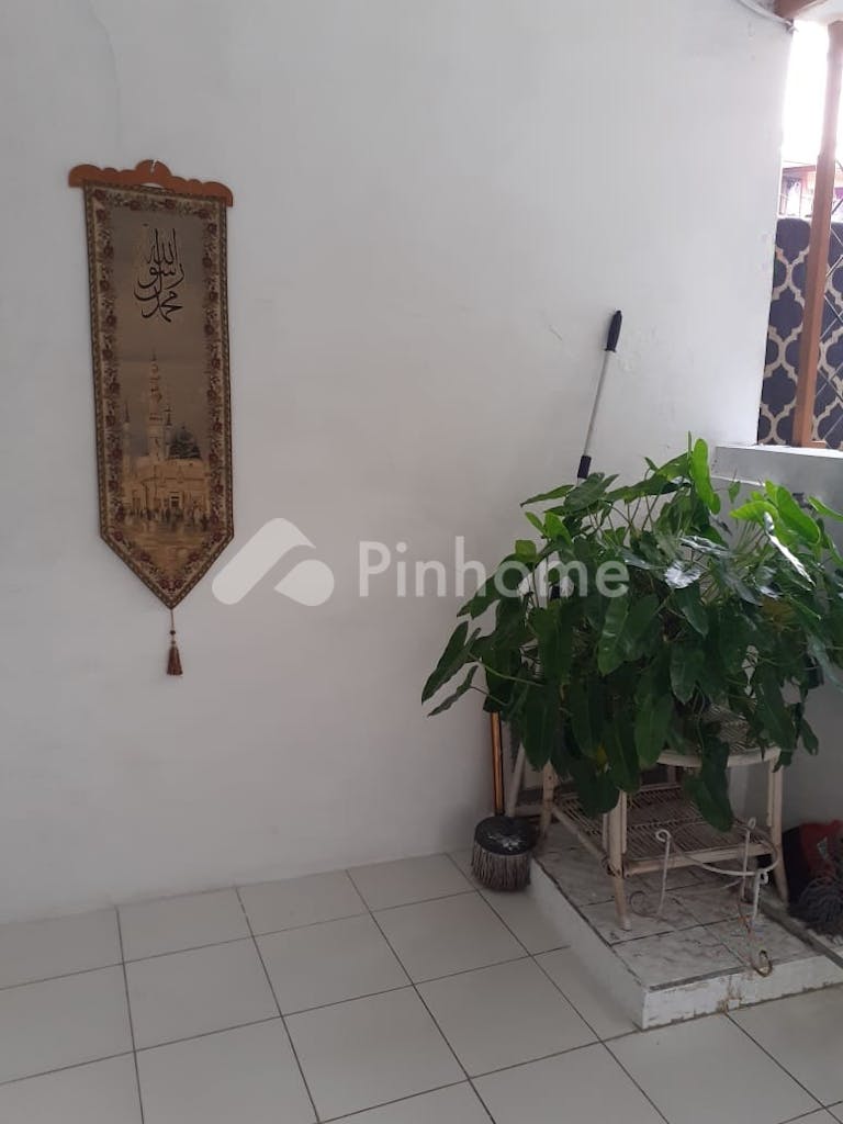 dijual rumah 2 lantai 2kt 60m2 di jl dahlia - 6