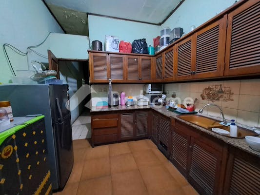 dijual rumah tanah luas bonus kost lokasi strategis di jl  siaga - 12