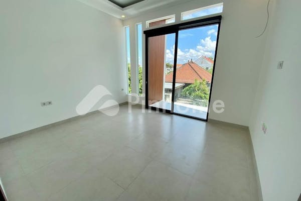 dijual rumah baru minimalis semi villa di waturenggong - 4