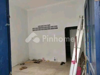 dijual rumah area pasar sangat strategis di jl  ampera besar - 5