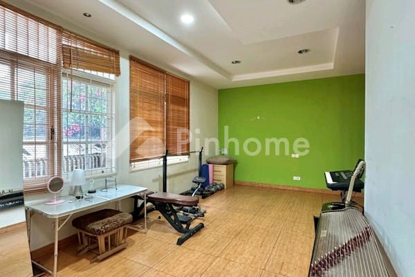 dijual rumah mewah 2 lt strategis dkt mrt di jl  cemara - 18