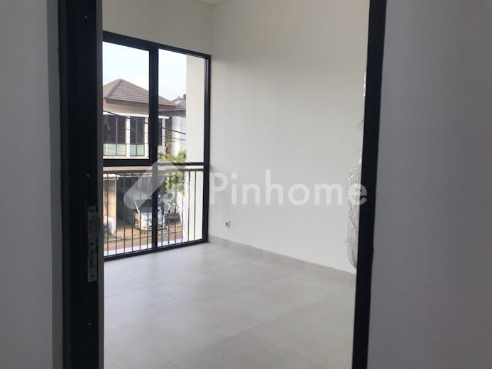 dijual rumah ready stok 2 lantai tanah luas  konsep bali modern di jalan raya mawar - 3