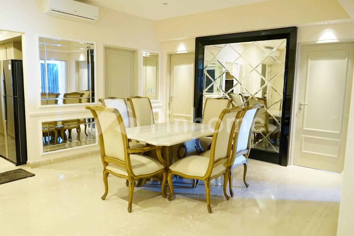 dijual apartemen full furnish siap huni di the peak residence  jl  embong malang - 5