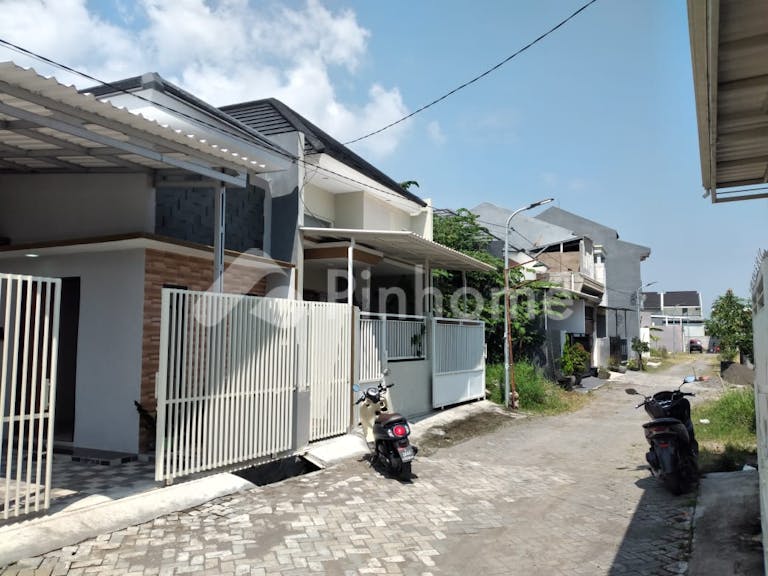 dijual rumah 1 lantai lokasi strategis di jl  raya pakal surabaya - 9