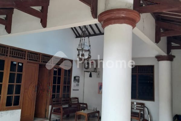 dijual rumah tengah kota   harga ambyar  di bumi - 3