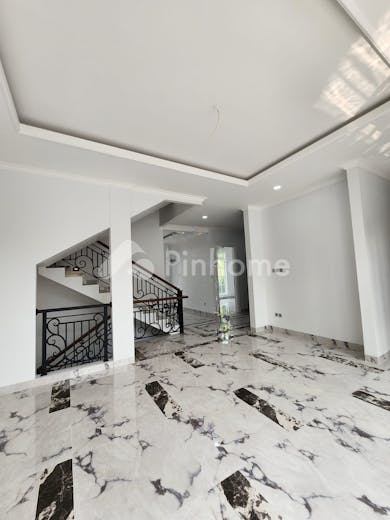 dijual rumah brand new white house classic lift di cilandak - 7