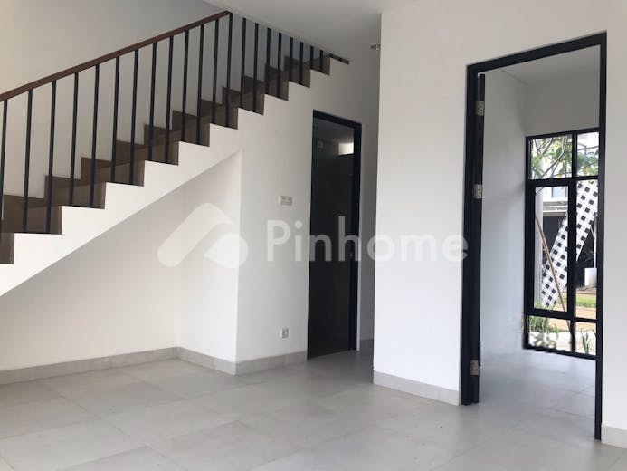 dijual rumah ready stok 2 lantai tanah luas  konsep bali modern di jalan raya mawar - 5