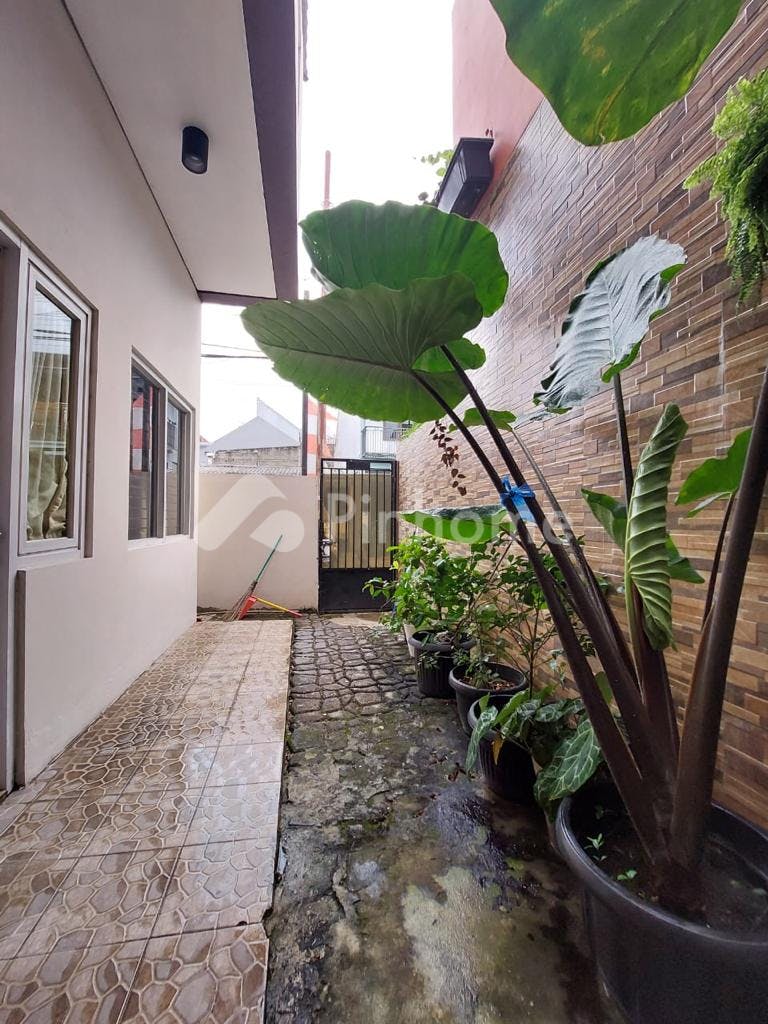 dijual rumah hook mewah 2 lantai kokoh di komplek kav dki - 15