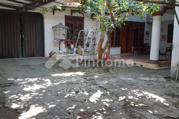 dijual rumah tengah kota   harga ambyar  di bumi - 2