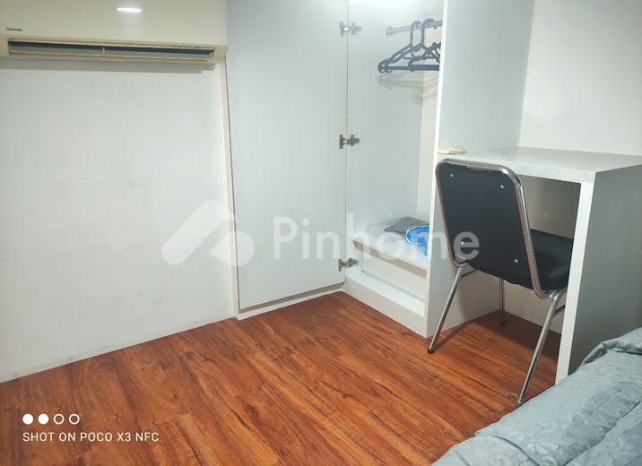 dijual apartemen siap huni dekat rs di apartemen season city jl  prof  dr  latumeten - 12