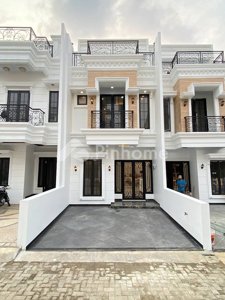 dijual rumah baru desain american classic di jagakarsa jakarta di jagakarsa - 1