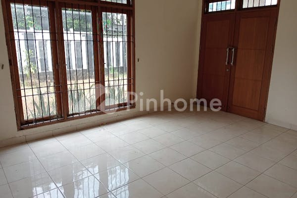 dijual rumah seken murah di jl  waru - 5