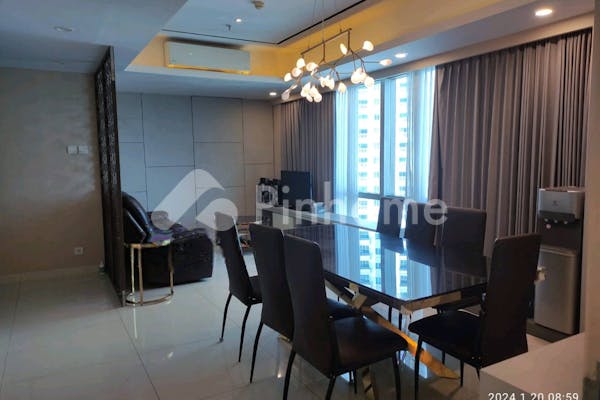 disewakan apartemen 3 br full furnish private lift di apartemen la riz mansion pakuwon mall sby - 3