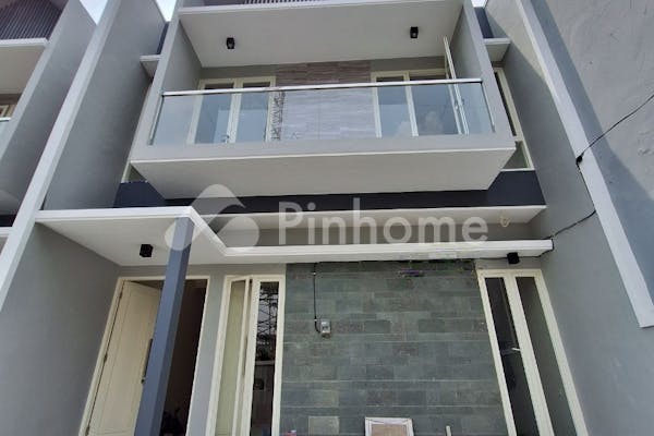 dijual rumah lokasi bagus di manyar - 1