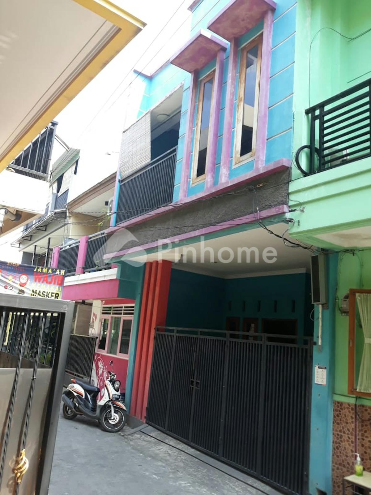 Dijual Rumah Siap Huni Dekat Masjid di Graha Family, Surabaya - Gambar 1