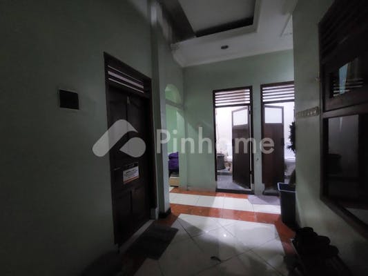 dijual rumah kost putri furnish dkt uns di jebres - 11