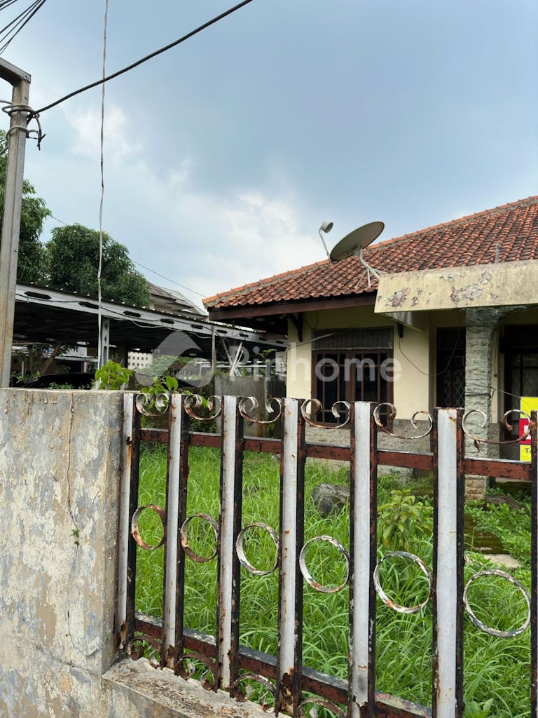 dijual rumah srengseng sawah jaksel di jl  h  shibi no  11 rt 03 rw 02 - 4