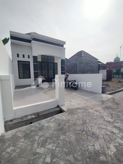 dijual rumah moderen minimalist  lokasi strategis tengah kota di royal ettra kalicari supriyadi semarang - 2