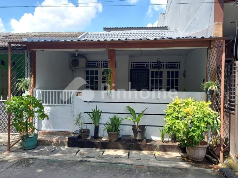 dijual rumah 2 lantai 2kt 60m2 di jl dahlia - 15