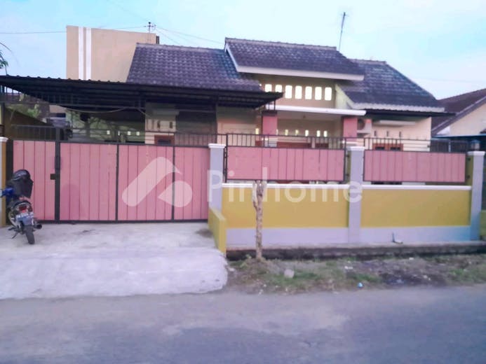 dijual rumah lokasi strategis dekat sekolah di jl  sidomoyo - 1