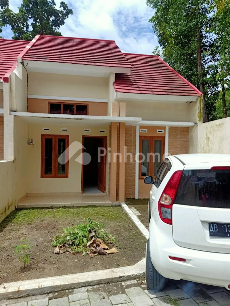 dijual rumah lokasi strategis di jl  wates - 1