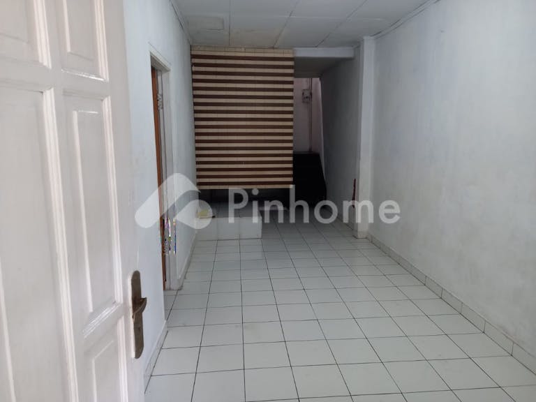 dijual rumah 2 lantai 2kt 60m2 di jl dahlia - 17