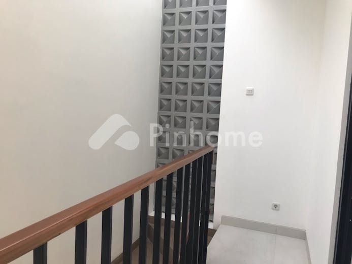 dijual rumah ready stok 2 lantai tanah luas  konsep bali modern di jalan raya mawar - 9