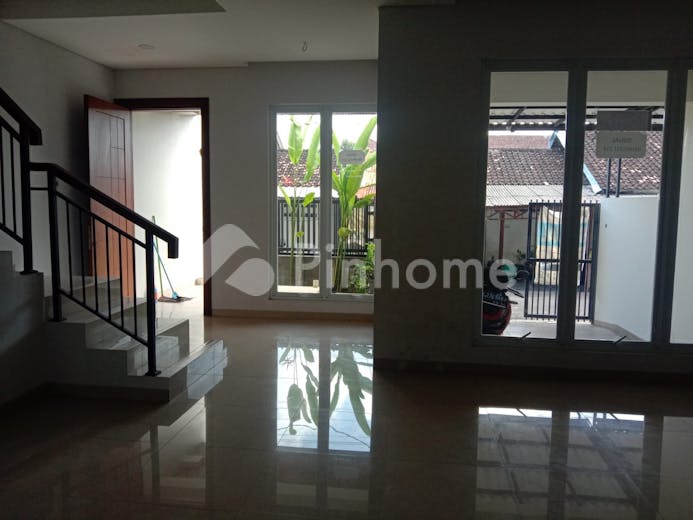 dijual rumah lokasi strategis di jl  imam bonjol - 7