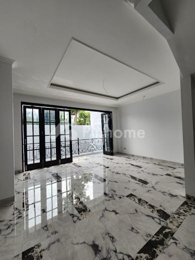 dijual rumah brand new white house classic lift di cilandak - 13